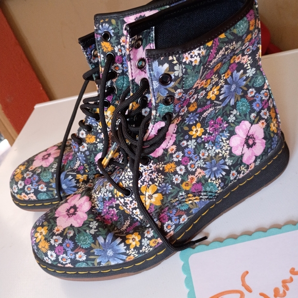 Dr. Marten´s Floral Women´s Boots Like New 10...